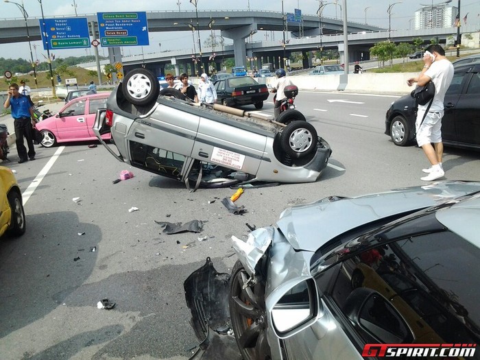 Trong đó siêu xe thể thao Nissan GT-R đã bị hư hỏng nặng phần đầu xe còn chiếc xe nội địa Perodua Kancil thì bị lật ngược.